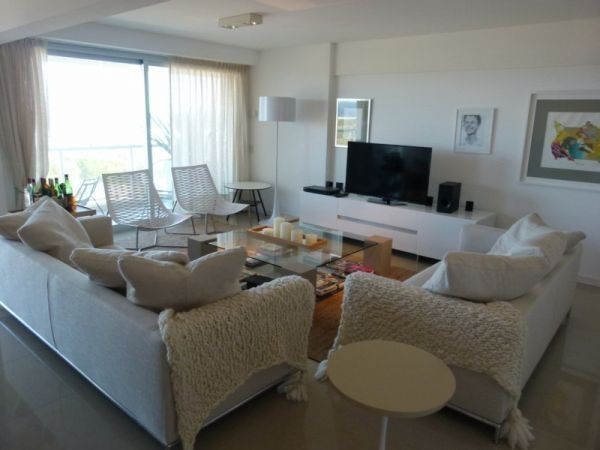 Excepcional departamento en alquiler con cuatro suite en primera fila de Playa Brava.